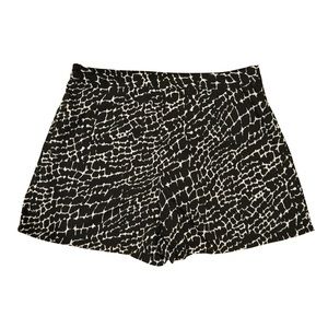 NWT Boohoo Black and White Pattern fabric Shorts
